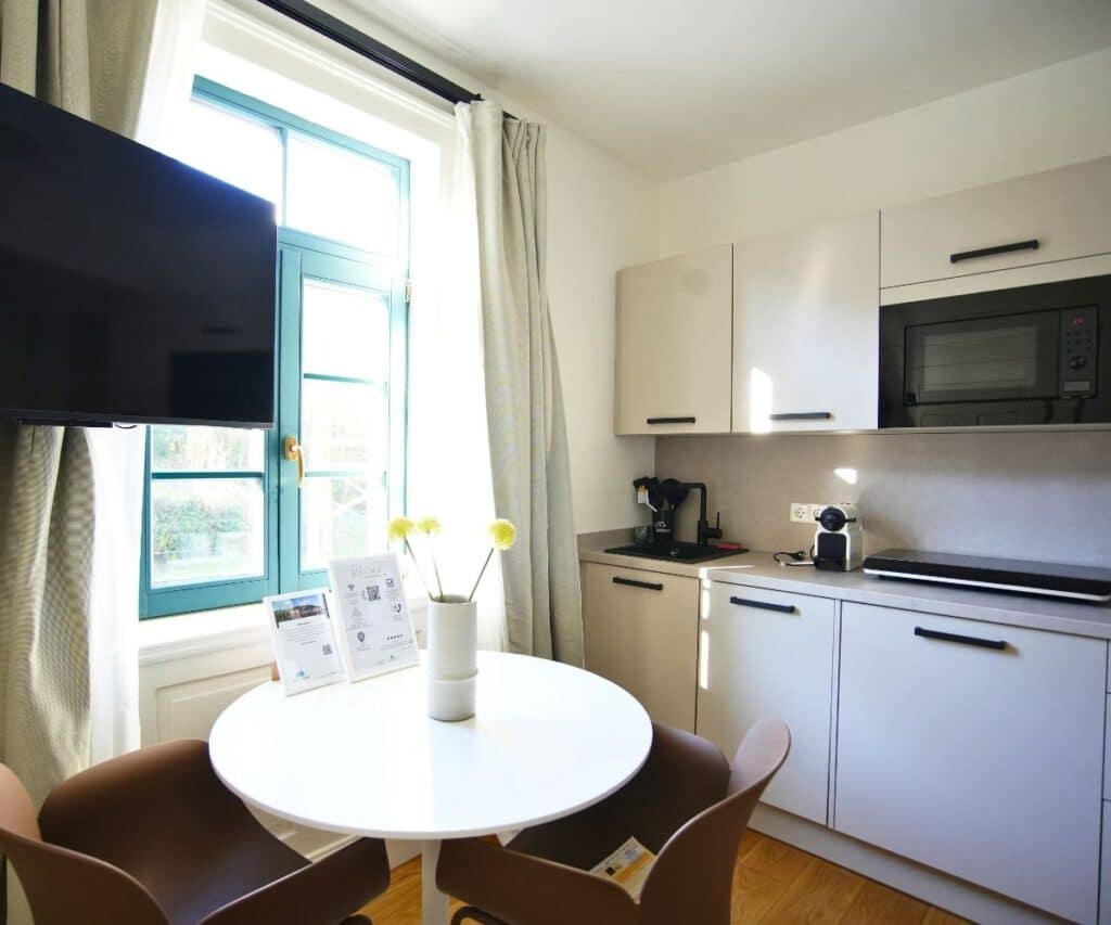 Königsgleis Apartment 6 Bad Wildbad Tisch